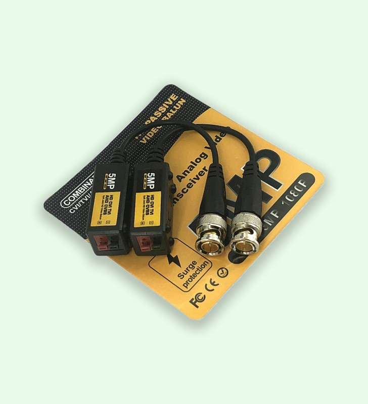 Balun Vidéo BNC – Transmission longue distance pour systèmes de vidéosurveillance analogique Le balun vidéo BNC est un accessoire indispensable pour toutes les installations de caméras de surveillance analogiques utilisant les technologies CVBS, AHD, HD-CVI ou HD-TVI. Il permet de transmettre le signal vidéo via un câble réseau UTP (Cat5e/Cat6) à la place d’un câble coaxial traditionnel, réduisant ainsi les coûts d'installation tout en assurant une excellente qualité d'image sur de longues distances. Ce transmetteur vidéo passif ne nécessite aucune alimentation électrique, ce qui en fait une solution simple, économique et fiable. Il se compose généralement d’un connecteur BNC mâle d’un côté, pour se brancher directement sur la caméra ou le DVR, et d’un bornier à vis ou connecteur RJ45 de l’autre côté, pour la connexion au câble Ethernet. Grâce à son filtrage intégré des interférences, le balun vidéo assure une transmission propre et stable, même dans des environnements électriques perturbés. Certains modèles offrent également une protection contre les surtensions, prolongeant la durée de vie de vos équipements. ✅ Caractéristiques techniques : Connexion BNC mâle – compatible avec toutes les caméras analogiques standard Support des signaux CVBS, AHD, HDCVI, HDTVI Transmission vidéo passive jusqu’à : 300 m (CVBS) 250 m (HD-TVI, HD-CVI) 150 m (AHD en 1080p) Utilisation de câbles UTP/Cat5e/Cat6 – câblage plus léger et économique Suppression des interférences EMI/RFI Boîtier compact et robuste, facile à fixer Sans alimentation externe Protection intégrée (selon modèle) contre surtension ou décharges électrostatiques 🎯 Avantages du balun vidéo BNC : Installation rapide et sans outils complexes Réduction des coûts grâce à l’utilisation de câbles Ethernet standards Portée étendue du signal vidéo sans perte de qualité Compatibilité universelle avec DVR et caméras analogiques HD Fiabilité dans les environnements résidentiels, commerciaux et industriels 🔧 Applications recommandées : Systèmes de vidéosurveillance en entreprise, entrepôt, magasin, école ou domicile Modernisation d’anciennes installations analogiques sans recâblage complet Installations longues distances (plus de 100 m) entre caméras et enregistreur DVR Idéal pour les techniciens de sécurité et les installateurs professionnels Profitez d’une transmission vidéo stable, économique et de haute qualité avec le balun vidéo BNC. Que vous installiez un nouveau système ou que vous mettiez à jour une infrastructure existante, cet adaptateur est la solution idéale pour allier performance, simplicité et efficacité.