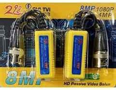 Balun Vidéo BNC – Transmission longue distance pour systèmes de vidéosurveillance analogique Le balun vidéo BNC est un accessoire indispensable pour toutes les installations de caméras de surveillance analogiques utilisant les technologies CVBS, AHD, HD-CVI ou HD-TVI. Il permet de transmettre le signal vidéo via un câble réseau UTP (Cat5e/Cat6) à la place d’un câble coaxial traditionnel, réduisant ainsi les coûts d'installation tout en assurant une excellente qualité d'image sur de longues distances. Ce transmetteur vidéo passif ne nécessite aucune alimentation électrique, ce qui en fait une solution simple, économique et fiable. Il se compose généralement d’un connecteur BNC mâle d’un côté, pour se brancher directement sur la caméra ou le DVR, et d’un bornier à vis ou connecteur RJ45 de l’autre côté, pour la connexion au câble Ethernet. Grâce à son filtrage intégré des interférences, le balun vidéo assure une transmission propre et stable, même dans des environnements électriques perturbés. Certains modèles offrent également une protection contre les surtensions, prolongeant la durée de vie de vos équipements. ✅ Caractéristiques techniques : Connexion BNC mâle – compatible avec toutes les caméras analogiques standard Support des signaux CVBS, AHD, HDCVI, HDTVI Transmission vidéo passive jusqu’à : 300 m (CVBS) 250 m (HD-TVI, HD-CVI) 150 m (AHD en 1080p) Utilisation de câbles UTP/Cat5e/Cat6 – câblage plus léger et économique Suppression des interférences EMI/RFI Boîtier compact et robuste, facile à fixer Sans alimentation externe Protection intégrée (selon modèle) contre surtension ou décharges électrostatiques 🎯 Avantages du balun vidéo BNC : Installation rapide et sans outils complexes Réduction des coûts grâce à l’utilisation de câbles Ethernet standards Portée étendue du signal vidéo sans perte de qualité Compatibilité universelle avec DVR et caméras analogiques HD Fiabilité dans les environnements résidentiels, commerciaux et industriels 🔧 Applications recommandées : Systèmes de vidéosurveillance en entreprise, entrepôt, magasin, école ou domicile Modernisation d’anciennes installations analogiques sans recâblage complet Installations longues distances (plus de 100 m) entre caméras et enregistreur DVR Idéal pour les techniciens de sécurité et les installateurs professionnels Profitez d’une transmission vidéo stable, économique et de haute qualité avec le balun vidéo BNC. Que vous installiez un nouveau système ou que vous mettiez à jour une infrastructure existante, cet adaptateur est la solution idéale pour allier performance, simplicité et efficacité.